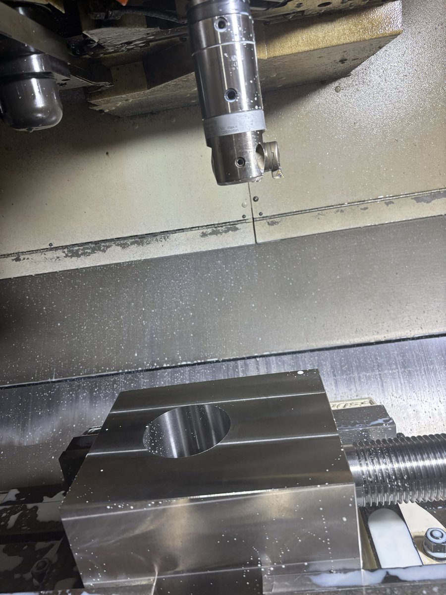 お久しぶりです😆
先々週、
東京インターナショナルギフト・ショー
出展中に溜まった業務に対応しておりました💦

お仕事があるピリピリ感に感謝しながら
毎日過ごしています😊

さて、マシニングセンタで加工中の
珍しいツール。
２０年程、活躍の場がありませんでしたが、