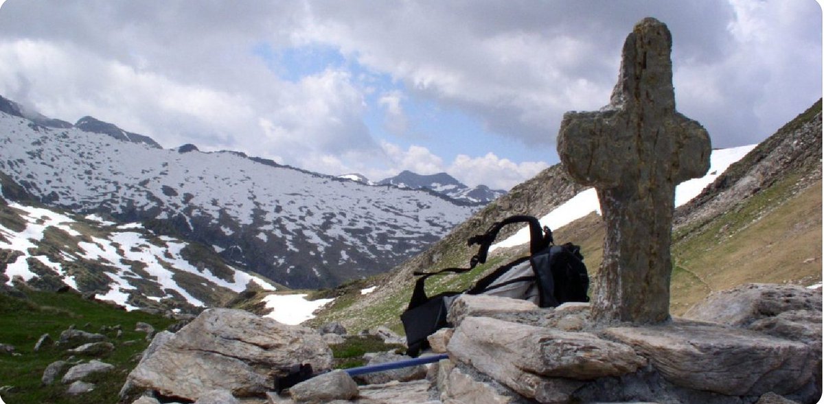 Ariège, grande colère chez les bergers et les randonneurs après la destruction à la masse de la croix du col de la Crouzette, symbole pyrénéen vieux de trois siècles, repère ancestral entre les vallées : encore un acte antichrétien, un de plus, un de trop !