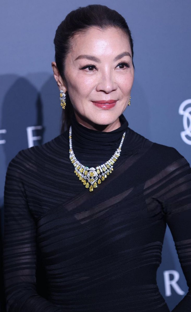 A few photos of #MichelleYeoh at the Graffi Event in Shanghai, which took place a few days ago. Enjoy!
📸 michelle-yeoh.com/2025/09/14/gra…