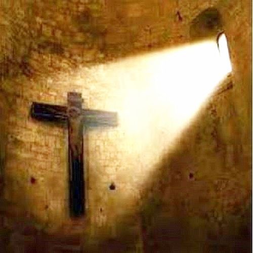 Bonjour à tous en ce 14 septembre, fête de la croix glorieuse. 

C’est au lendemain de la dédicace de l’église de la Résurrection, érigée à Jérusalem sur le tombeau du Christ en 335, que nous célébrons la croix glorieuse. 

La croix du Christ est le trophée de sa victoire pascale