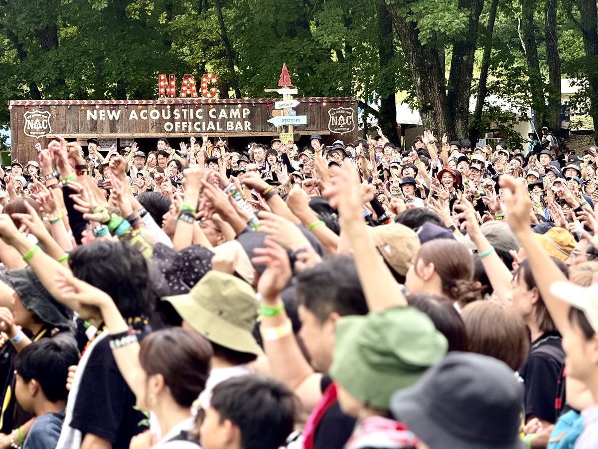 NewAcousticCamp's tweet photo. 木々の間も、あの丘の向こうも、人人人。 #ニューアコ 中の老若男女を集めたELLEGARDENのライブはリハの「真夏の果実」カバーで開演。ユルっと曲に入ったり、合間でビールを口にしたり、この場に触発されたアットホームな空気がそこにはあった。「アコースティックって難しい」でもそれは宝物だった。 https://t.co/q87H1a3kTy