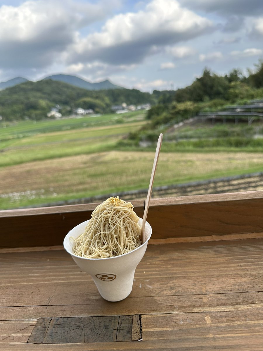 お墓参りの帰りの定番となった
三田 見野屋さん

母もお気に入りのモンブランソフトクリーム

天気も良くテラスでいただいてます😊

#三田見野屋 さん
#モンブランソフトクリーム