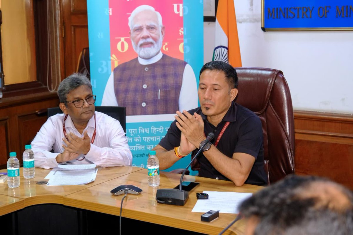 MOMAIndia's tweet photo. अल्पसंख्यक कार्य मंत्रालय में 14 सितंबर को हिंदी दिवस समारोह के आयोजन के साथ ही हिंदी पखवाड़े का शुभारंभ हुआ। समारोह में संयुक्त सचिव श्री शेरशा सी. शेख मोहिद्दीन ने हिंदी पखवाड़े का औपचारिक उद्घाटन किया एवं संबोधन दिया। इसके उपरांत संयुक्त सचिव श्री राम सिंह ने भारत सरकार के कैबिनेट सचिव डॉ. टी.वी. सोमनाथन का हिंदी संदेश पढ़ा। 

इस अवसर पर उप महानिदेशक श्री आलोक कुमार वर्मा ने हिंदी दिवस 2025 के उपलक्ष्य में माननीय गृह मंत्री जी का संदेश प्रस्तुत किया। 

कार्यक्रम में मंत्रालय के अधिकारी एवं कर्मचारी उत्साहपूर्वक शामिल हुए।

#HindiDiwas #MinorityAffairs #BhagidariSeBhagyoday

@KirenRijiju @RijijuOffice @GeorgekurianBjp @NMDFCIndia @PIB_India @PIBMinAffairs @mygovindia