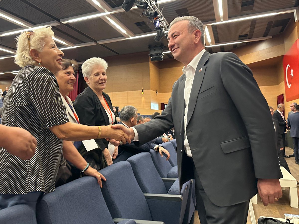 Yenimahalle İlçe Kongremiz öncesinde salonumuzu ziyaret ederek değerli delegelerimizle bir araya geldim. Büyük bir emek ve sorumlulukla gerçekleşecek kongremizin, partimize ve ilçemize hayırlı olmasını diliyorum.