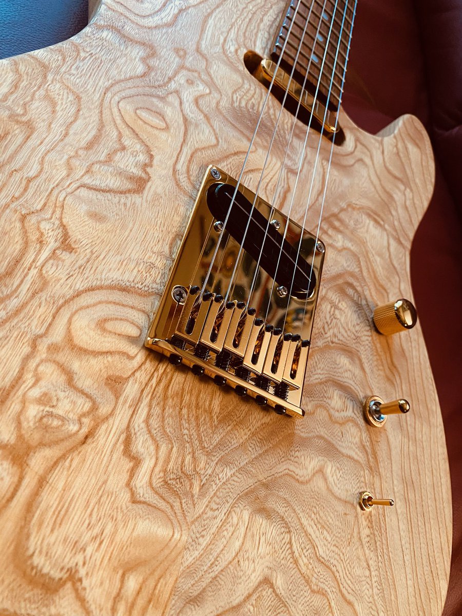 MidNightMusicC1's tweet photo. NECROSIS NOON Yutaro Abe氏(@You02082780)とのコラボで制作したNuno Bettencourt氏が使用しているモデルをモチーフにしたギターですが、先ほどサンダースネイクミュージック(@thundersnake_m)様に納めてきました。
ぜひお試しを！ https://t.co/3MmZAPciiQ
