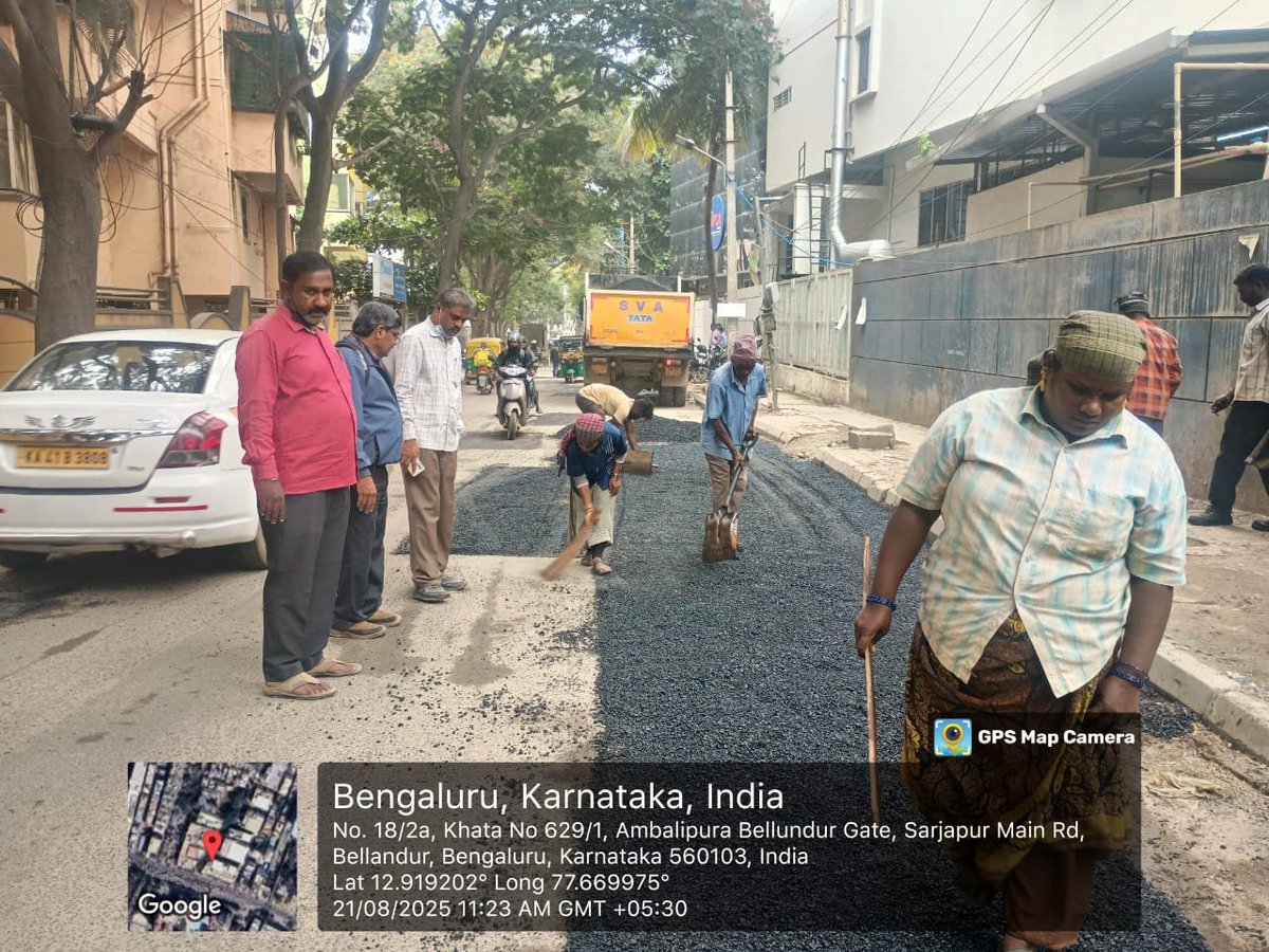 Nitz_007's tweet photo. @kdevforum @DKShivakumar @GBAoffic @ICCCBengaluru @osd_cmkarnataka @GBAChiefComm @MALimbavali @ArvindLBJP @BalagereConnect @CivicOp_india @ChristinMP_ @WFRising @Jointcptraffic How they supposed to fill vs how they fill! #potholescam #potholescam https://t.co/nI6CLjQTzR