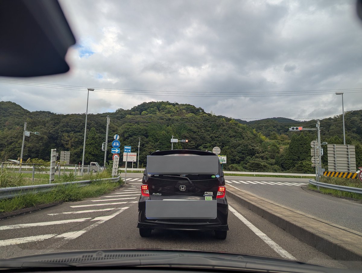 shiba_yuu's tweet photo. 山陰近畿自動車道の供用区間の佐津ICか���降りて、国道178号を東向き(豊岡市方面)は通行止めになっています。海岸線沿いに行くしかないか…
(写真は佐津ICで降りたところ。警察官の方が交通整理しています。) https://t.co/jfPC4Udr5I