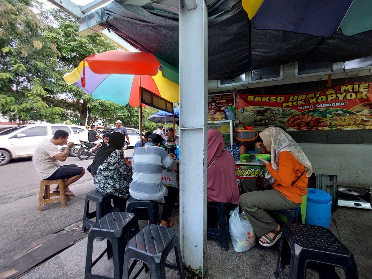 haidarulove's tweet image. pas lewat sepi banget, pesen es dempol satu, trus kemanisan + gempol ternyata ketan alias waregg nasi rames. scroll dikit membuang waktu, eh rame dong. apakah ini kisah seorang #pelaris bukan perintis?