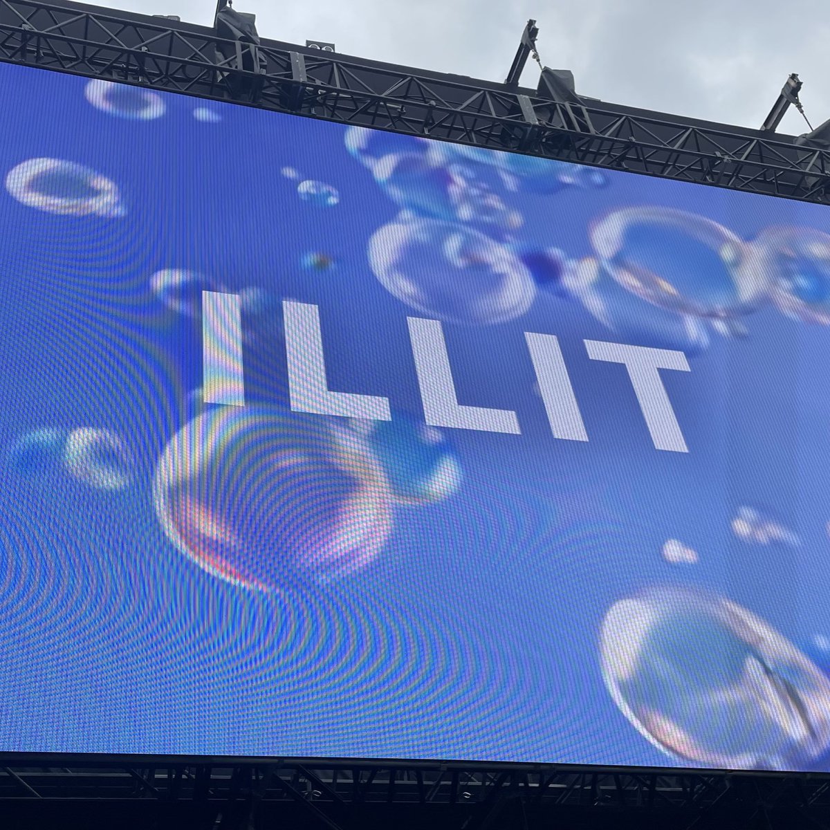 250914
오늘도 나를 찾아서 손을 흔들고 하트를 줬구나~ 원희야~ 고마워요🥺🤍 ロッキン 무대가 너무 재밌었어! #ILLIT #아일릿 #RIJF2025