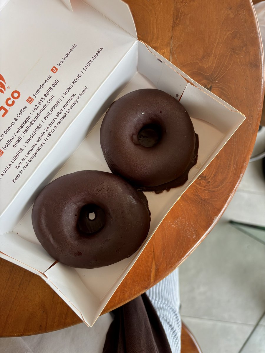 yearendsale_'s tweet photo. Jco 'black Jack' ini bener-bener hidden gem, buat yang belum tau. Enak banget, plus wajib ditemenin thai tea-nya 🍩🥤 https://t.co/Tx8HIAp2k8