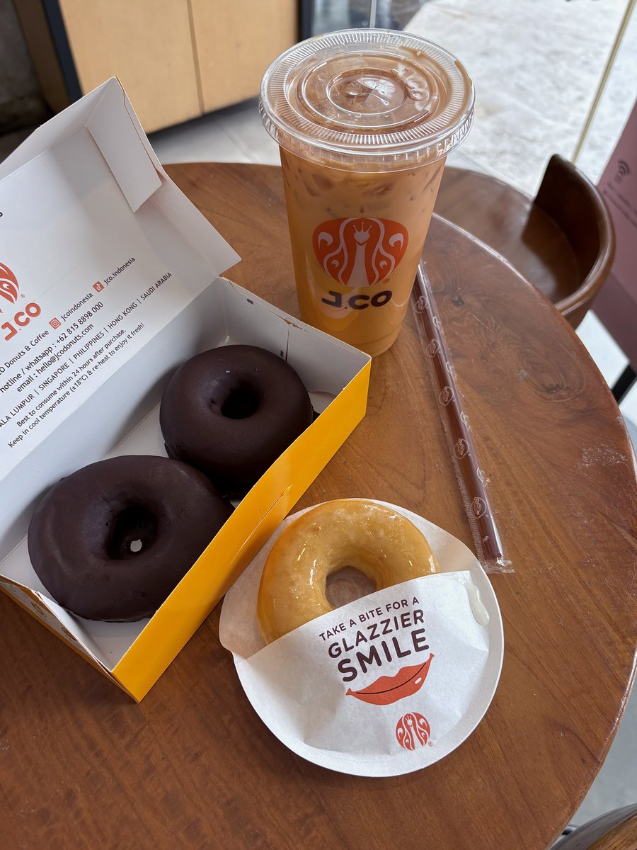 yearendsale_'s tweet photo. Jco 'black Jack' ini bener-bener hidden gem, buat yang belum tau. Enak banget, plus wajib ditemenin thai tea-nya 🍩🥤 https://t.co/Tx8HIAp2k8