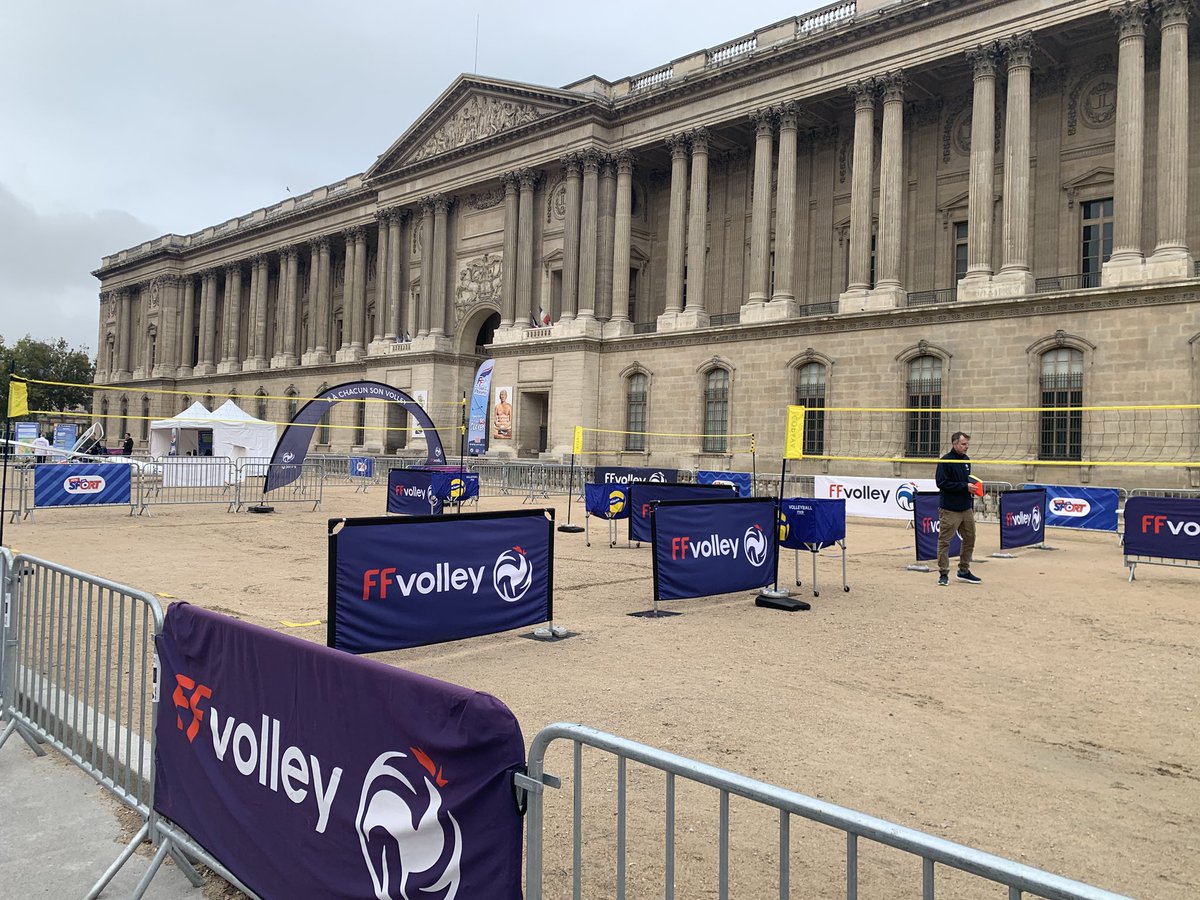 Pas smart de mettre du volleyball… juste à côté des douves du Louvre !
#fetedusport