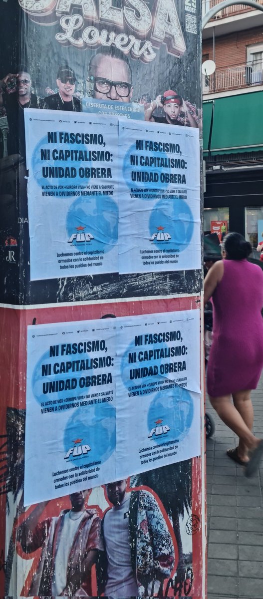 FUPMadrid's tweet photo. Carabanchel en pie ✊

El Frente Único del Pueblo hemos estado pegando carteles antifascistas alrededor del Palacio de Vistalegre.

Frente al acto de Vox del 13-14 de septiembre, respondemos con organización y lucha.

#CarabanchelAntifascista #UnidadAntifascista  #NoPasarán https://t.co/JuPmBz9YIm
