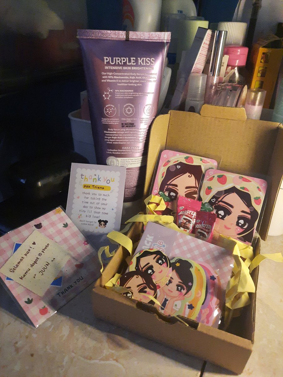 treeanaaprl14's tweet photo. #UnboxingTime welcome home Tobeli🍓 n Palem🌴 maaf ya terlambat aku juga baru pulang😭
Kak @yellowchipsz sweet banget desainnya🥹 cuma kurang pin nya aja🤏 cz aku lupa co😭. Ditunggu gebrakan lainnya dari kk Chip (phonecase mybe😁) https://t.co/5dHMAe2CS6