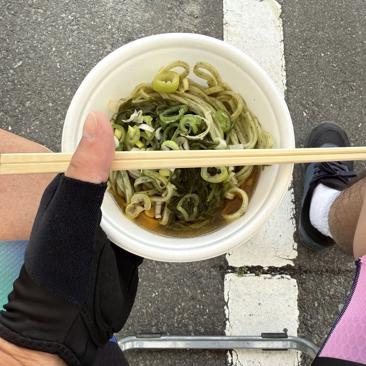 北上AS
冷やしわかめうどん味付けめかぶトッピング

神割崎からすぐの所なのでもうお腹パンパン
でも美味しいから食べれちゃうんだな

#あひるCLUB 
#ツール・ド・東北 
#ツール・ド・東北2025 
#ツールド東北 
#ツールド東北2025