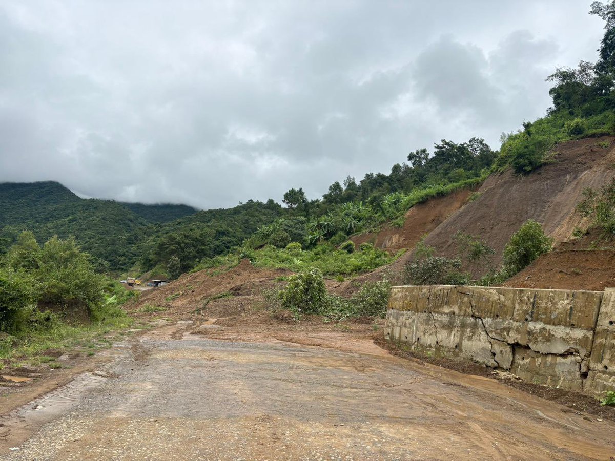 ukhrultimes's tweet image. #UTSnippet: Ukhrul Highway 202 has been completely blocked by a landslide near T.M. Kasom village in #UkhrulDistrict, #Manipur. The landslide which occurred on Saturday night, also destroyed two paddy fields. Clearing the debris is expected to take few days.

Direct sources at…