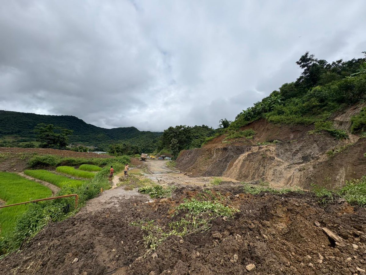 ukhrultimes's tweet image. #UTSnippet: Ukhrul Highway 202 has been completely blocked by a landslide near T.M. Kasom village in #UkhrulDistrict, #Manipur. The landslide which occurred on Saturday night, also destroyed two paddy fields. Clearing the debris is expected to take few days.

Direct sources at…