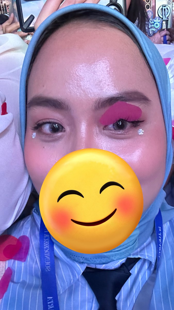 Kertas confetti nempel di bulu mata😭😭