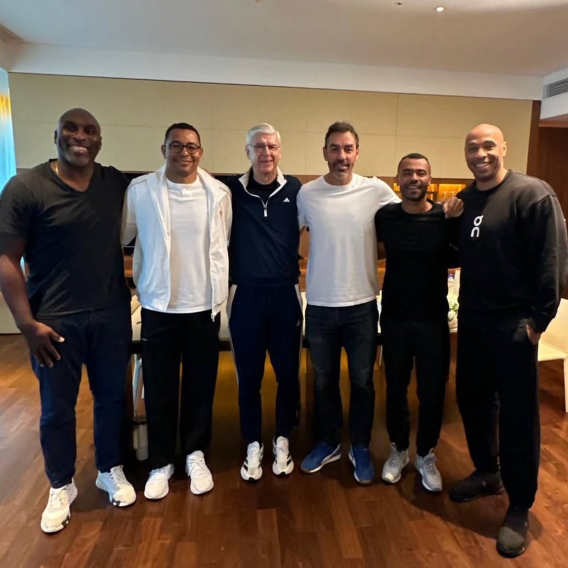 DailyAFC's tweet image. 📸 Arsenal legends and members of the iconic 2003/04 ‘Invincibles’ squad reunited. ❤️👋