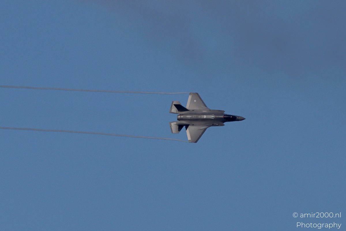 amir2000's tweet image. Lockheed Martin #F35A #LightningII slices the #Amsterdam sky with twin vapor lines.
Royal Netherlands Air Force fly-past during #SAIL2025 stealth meets speed.
#RNLAF #AviationPhotography #JetPhotography #MilitaryAviation #Netherlands #CanonR5MarkII #AMIR2000NLPhotography 1/2