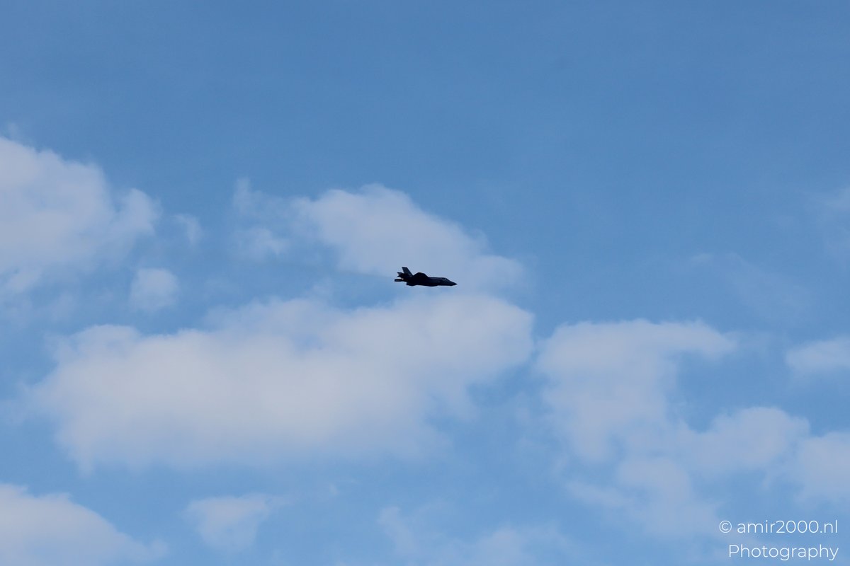 amir2000's tweet image. Lockheed Martin #F35A #LightningII slices the #Amsterdam sky with twin vapor lines.
Royal Netherlands Air Force fly-past during #SAIL2025 stealth meets speed.
#RNLAF #AviationPhotography #JetPhotography #MilitaryAviation #Netherlands #CanonR5MarkII #AMIR2000NLPhotography 1/2