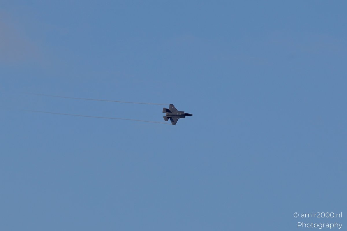 amir2000's tweet image. Lockheed Martin #F35A #LightningII slices the #Amsterdam sky with twin vapor lines.
Royal Netherlands Air Force fly-past during #SAIL2025 stealth meets speed.
#RNLAF #AviationPhotography #JetPhotography #MilitaryAviation #Netherlands #CanonR5MarkII #AMIR2000NLPhotography 1/2
