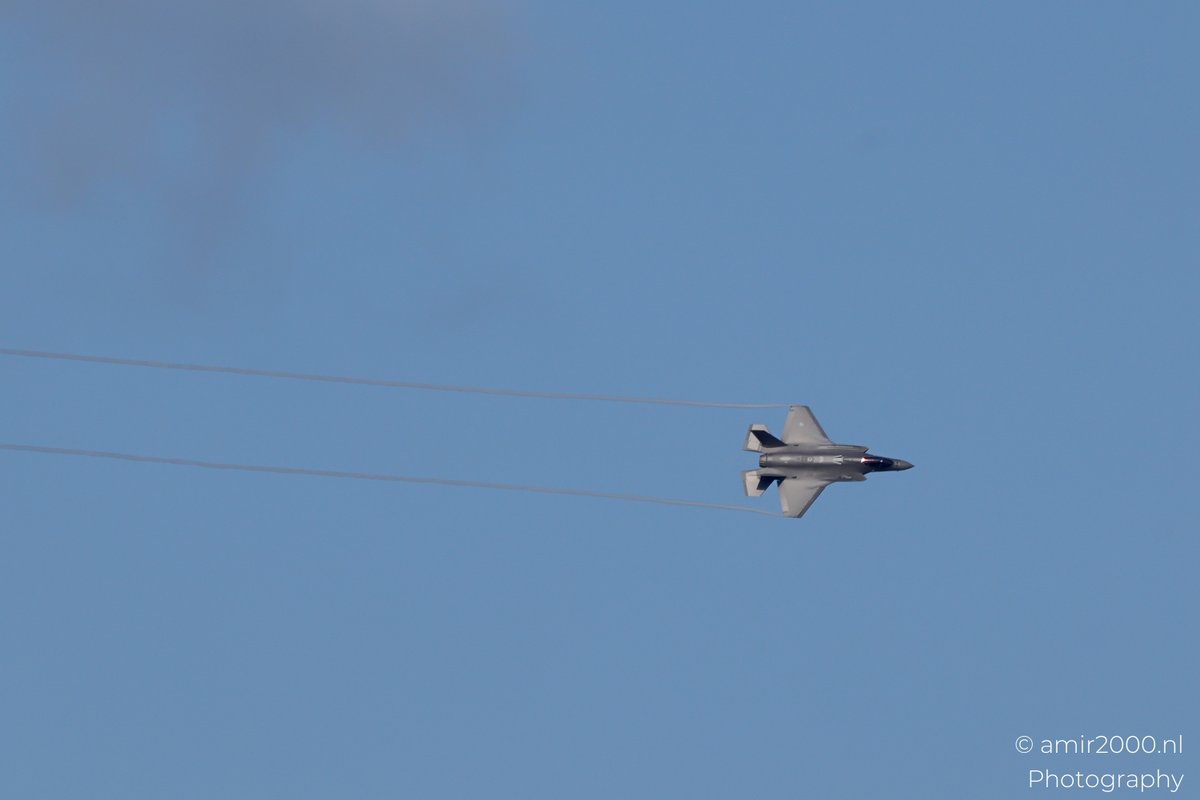 amir2000's tweet image. Lockheed Martin #F35A #LightningII slices the #Amsterdam sky with twin vapor lines.
Royal Netherlands Air Force fly-past during #SAIL2025 stealth meets speed.
#RNLAF #AviationPhotography #JetPhotography #MilitaryAviation #Netherlands #CanonR5MarkII #AMIR2000NLPhotography 2/2