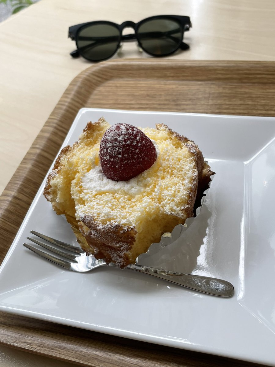 webで見かけてグッと食べたくなった神戸の老舗元町ケーキさんの「ざくろ」。割れた形のスポンジケーキにクリーム、中央に🍓苺。このシンプルさ。フワフワなのにほどよい重さも感じるスポンジがコーヒーに合いすぎる。

朝は世界陸上・女子マラソン🏃‍♀️小林香菜選手の7位入賞に感動した🥹