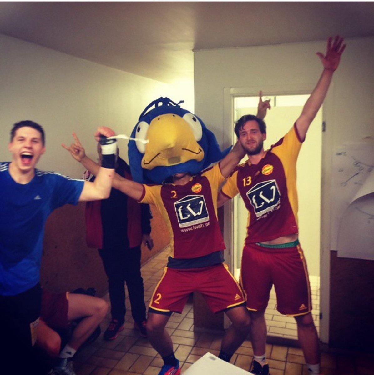 Min fina moderförening, Tyresö Handboll, tog sig igår till en historisk kvartsfinal i ATG Svenska Cupen genom seger mot Aranäs. 
Kungsbacka är en historisk plats för Tyresö, 11 år sedan bärgades den första allsvenska poängen mot just Aranäs som firades med den här bilden 😂❤️💛