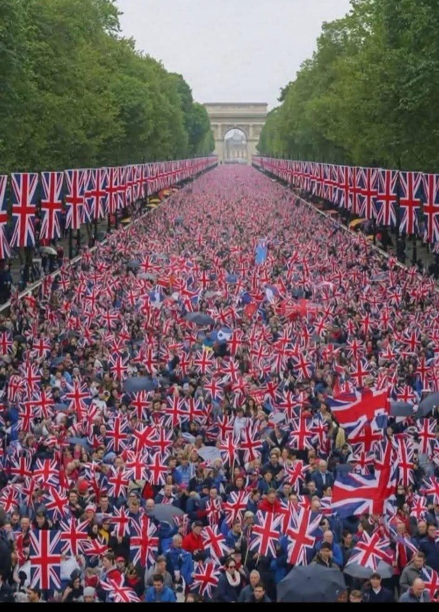 hogerborgare's tweet image. AI hälsar:
Detta är Kungsgatan i Örkelljunga som leder bort mot Örebro. Gränsen går vid Triumfbågen längre bort 🤡

P.S. Detta är jättesant.