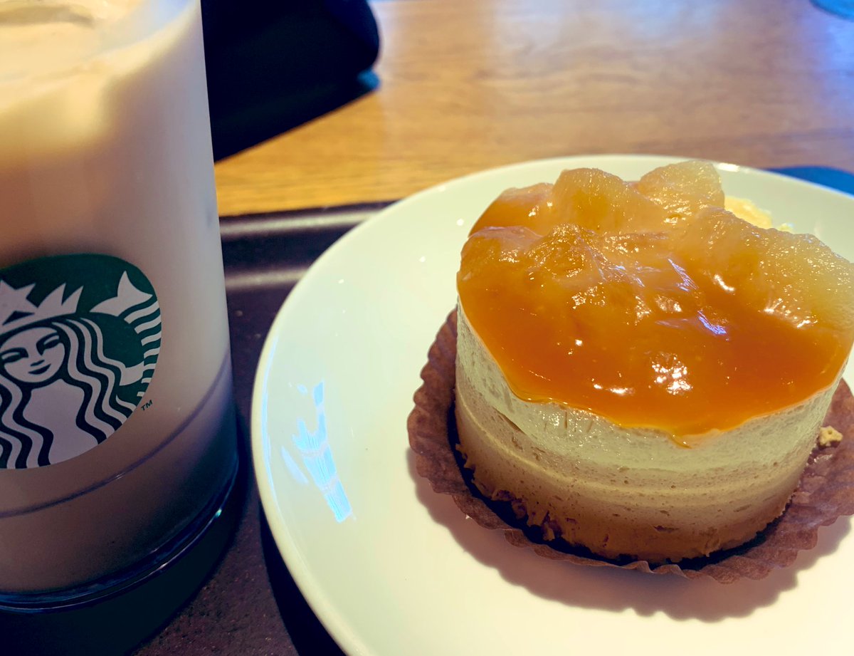 スターバックスの洋なしとキャラメルの紅茶ケーキ🍐
洋梨うんぬんよりケーキとして好きな味で美味しかった！

#最後の晩餐は洋梨