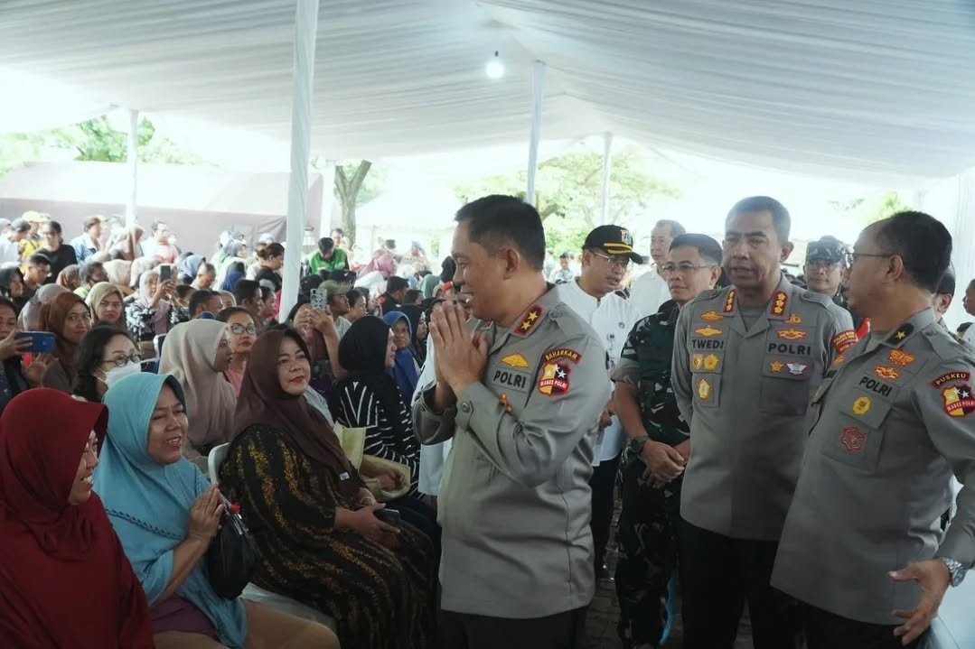 HmsBnw's tweet photo. Gerakan Pangan Murah Polri dan Jumat Berkah Polres Metro Jakarta Barat: Ribuan Warga Antusias Serbu Pasar Murah Polri kembali menunjukkan komitmennya dalam mendukung Asta Cita Presiden Prabowo, khususnya pada misi mewujudkan ketahanan pangan dan peningkatan kesejahteraan rakyat. https://t.co/oJIvSQ5JKM