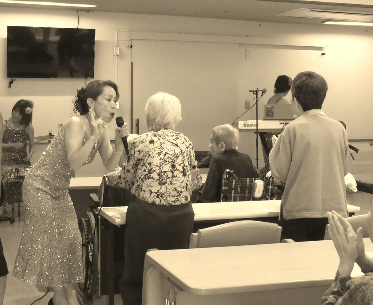 ～敬老会～
恒春ノ郷では一日早い敬老会を開催しました。コロナの影響でここ最近は規模を縮小してお祝いをしていましたが、今年度は一階のホールも使い、素敵なゲストもお呼びしました。MCCの皆さんによるコンサート♪を開催。ご利用者もノリノリで大盛り上がりでした🎶敬老の日おめでとうございます🎊