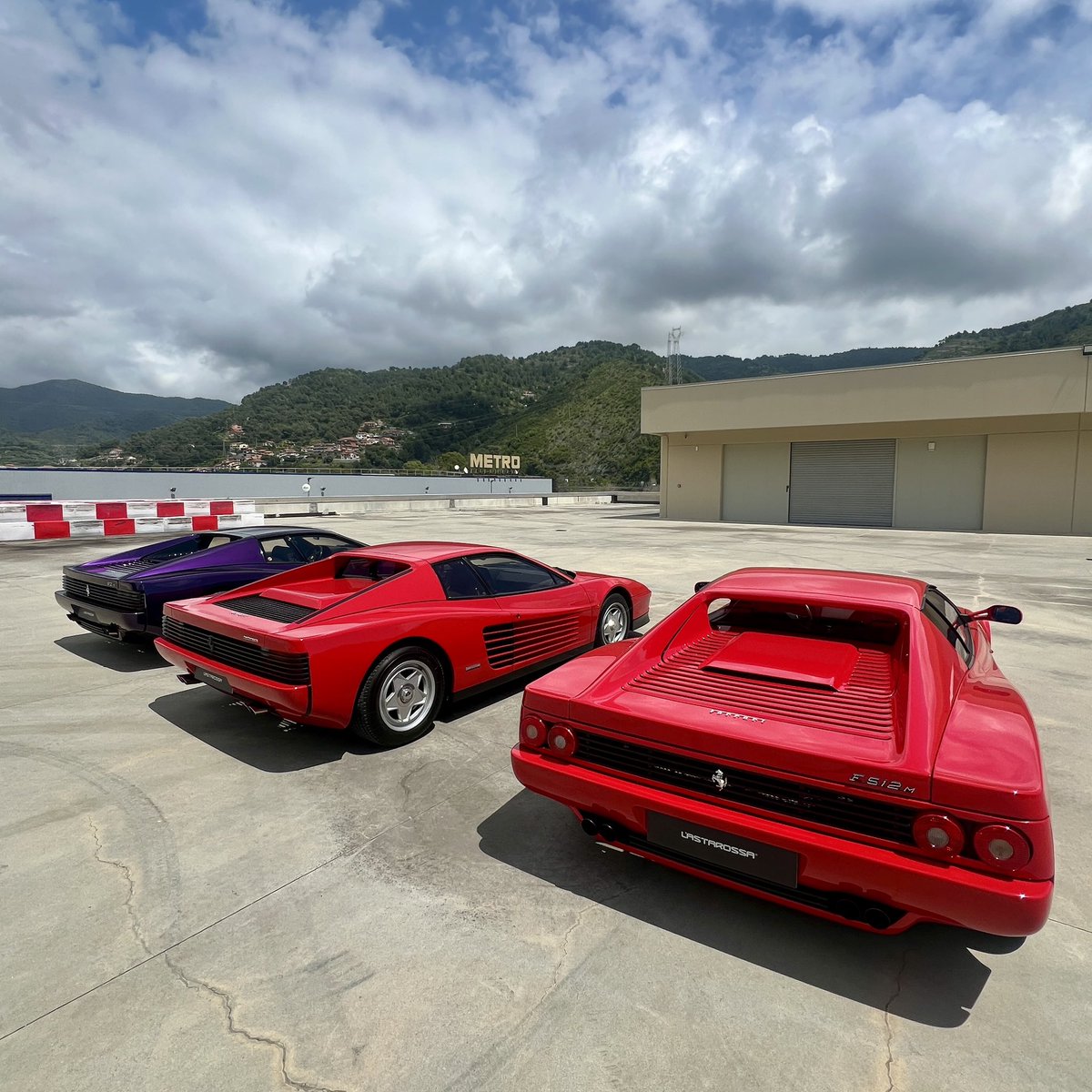 ‘Of course I get into the Monospecchio first, reaching deep into those side strakes to find the door handle.’

As Ferrari reveals a new Testarossa, <a href="/thebenoliver/">Ben Oliver</a> brings together all three generations of the legendary 1980s supercar.

Today from the Ti Library. ⬇️
