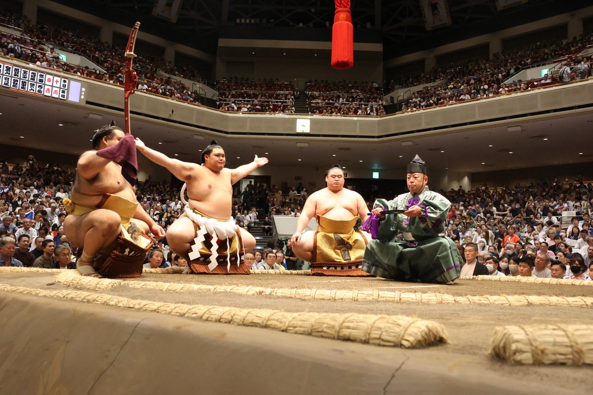 初日の様子＞ 横綱 大の里土俵入り 太刀持ち・露払いを務めるのは、髙