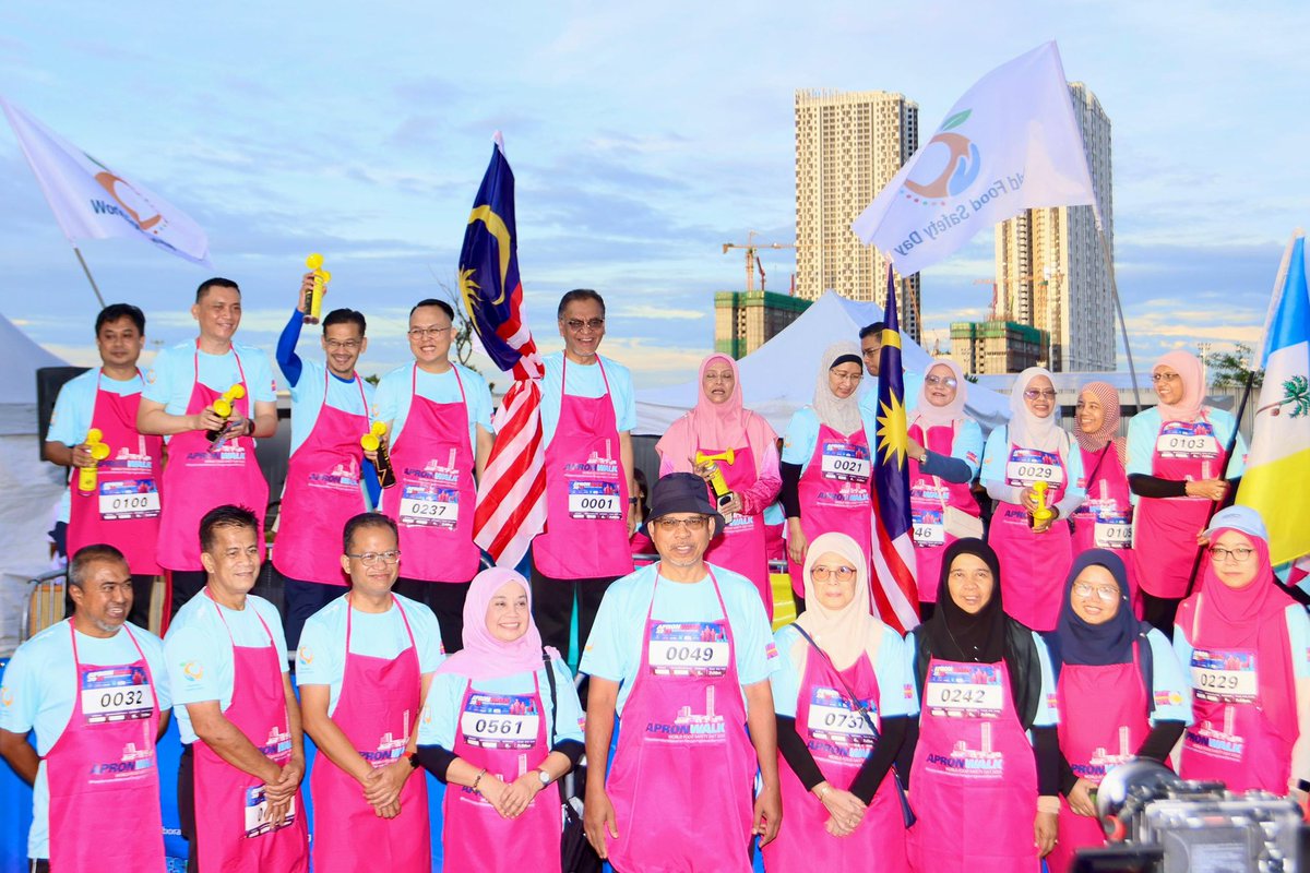 Salam 🇲🇾 MADANI ❤️

Semalam saya di Batu Kawan, Pulau Pinang saya bersama lebih 2,000 peserta dalam Program #ApronWalk2025 sempena Hari Keselamatan Makanan Sedunia bertemakan “Food Safety: Science in Action.”

Saya tekankan beberapa perkara:

📍 1 daripada 10 orang di dunia jatuh