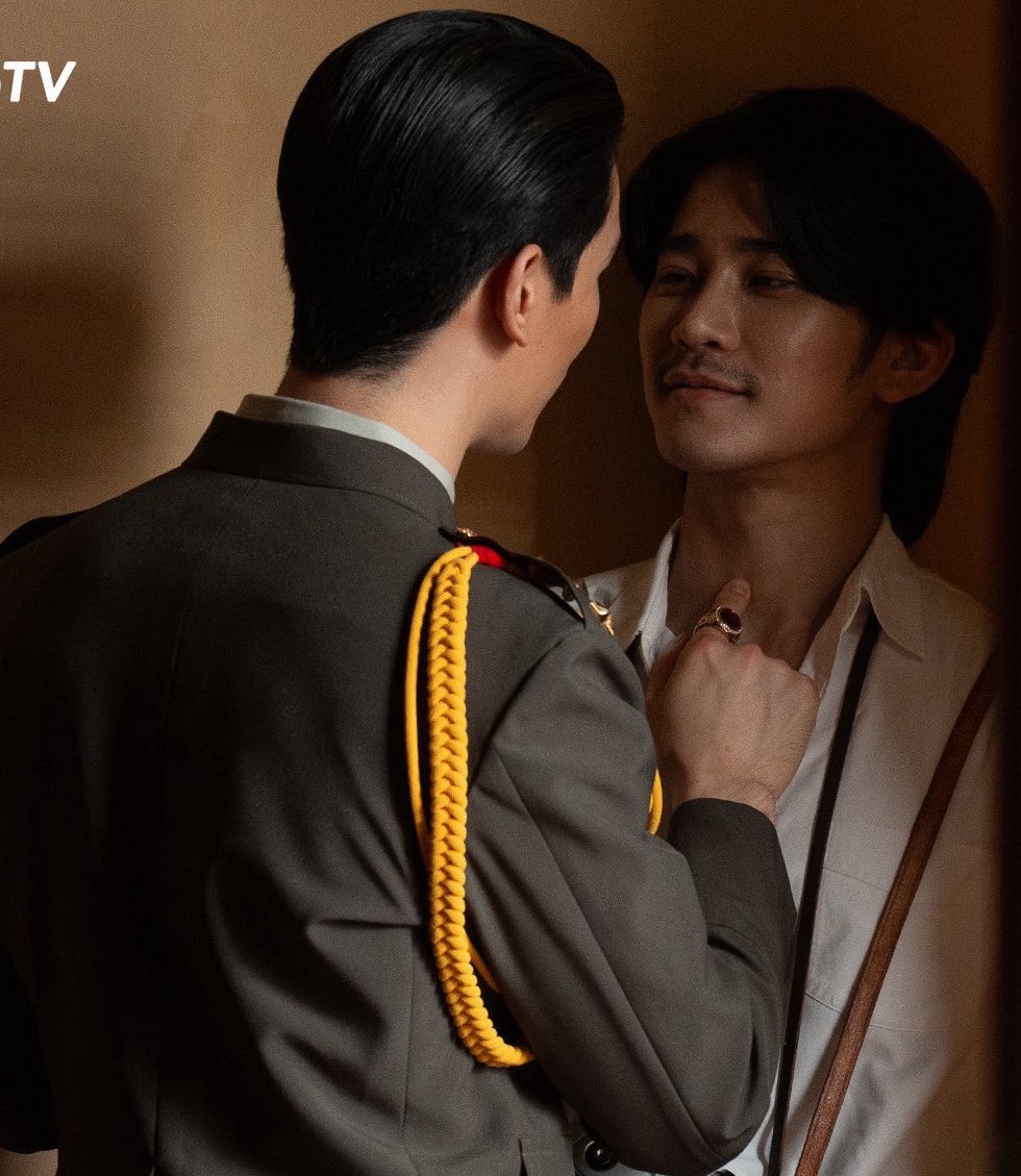 janeiizm's tweet photo. ถึงท่านประชา ดิฉันกราบเท้าขอร้องให้ท่านปล่อยรูปเหล่านี้ให้ดิฉันเป็นการด่วน 

ไปซูมดูมันมีประมาณ 3-4 รูปด้วยซ้ำ แล้วแต่ละรูปเสียวเกินแก ไกรเลิศมันจับหน้าน้องณรันด้วย ทั้งจับทั้งลูบเอวลามลงสะโพก ไหนจะที่จิ้มคอ กูไม่แปลกใจทำไมโดนจับได้ มันเล่นเสียวกันอยู่หลายนาทีเลยอะ ฮือ #ShineEP7 https://t.co/k2AFnpUjDL