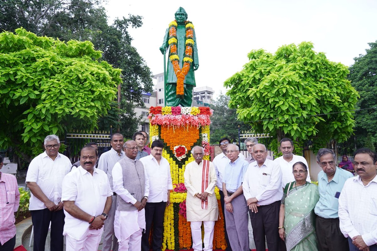 నిజాం రజాకార్ల నుండి తెలంగాణకు విముక్తి కలిగిన తరువాత, తెలంగాణ రాష్ట్రానికి తొలి ముఖ్యమంత్రిగా సేవలందించిన శ్రీ బూర్గుల రామకృష్ణ రావు గారి వర్థంతి సందర్భంగా GHMC కార్యాలయం వద్ద నెలకొల్పిన వారి విగ్రహానికి పూలమాలలు వేసి, బూర్గుల రామకృష్ణ రావు గారు ఒక స్వాతంత్ర సమరయోధుడిగా నిజాం -