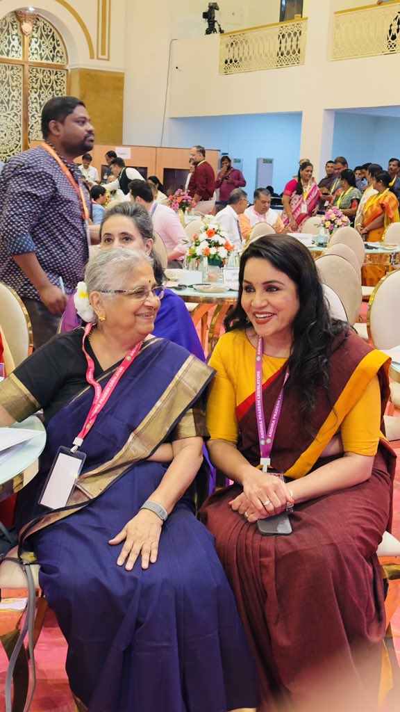 MirchiBhargavi's tweet photo. Simplicity &amp; Strength, what an honour to meet @SmtSudhaMurty garu at the National Conference of Parliamentary &amp; Legislative committees on empowerment of women. #Naarishakthi https://t.co/CMPJdkv8VC