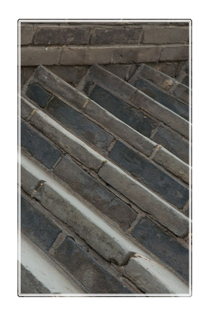 photos_dsmith's tweet image. An #abstractart #image of some of the steps on the #greatwallofchina. Many of these sections have been modernised for #tourists to travel along the #wall. Its worth walking a few miles to see the older sections. #travelphotography #photographicart #photographyisart #art #photo