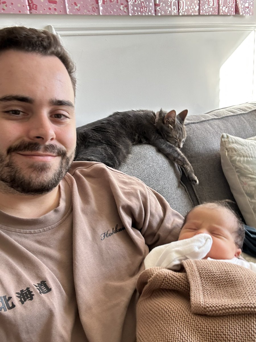 Shadow dropping the announcement of my baby girl with this incredibly cute moment 🥹

Evelyn Elizabeth, born 11/09/2025 💕