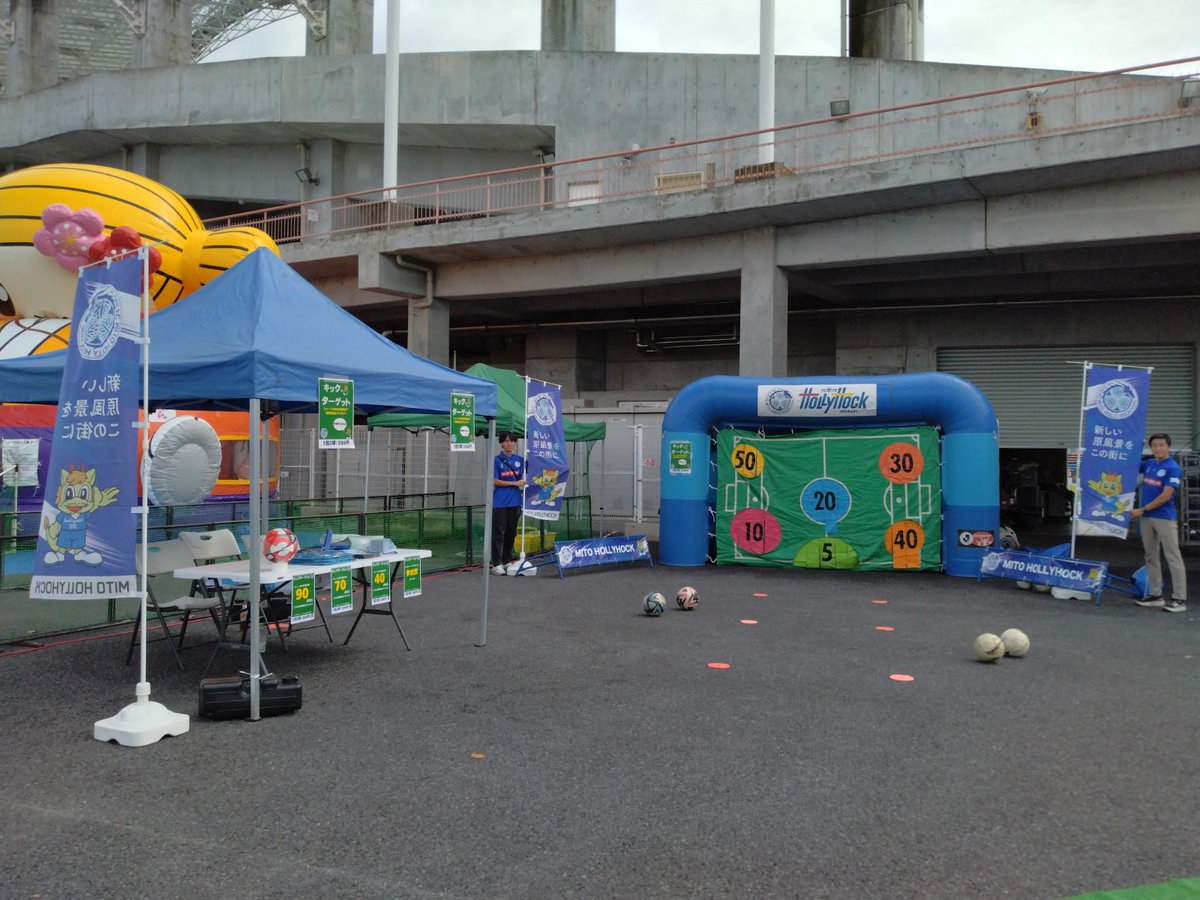 hollyhock_staff's tweet photo. 本日、ケーズデンキスタジアム水戸🏟️で行われた「みとオータムフェスティバル2025」に、 #MITOBLUEPRIDE として出展しました🏀⚽️
「シュートゲーム」や、「オリジナルキーホルダー作り」で来場者の皆さまにお楽しみいただきました😄✨
#水戸市
#茨城ロボッツ
#水戸ホーリーホック https://t.co/MNSA5ooPqf