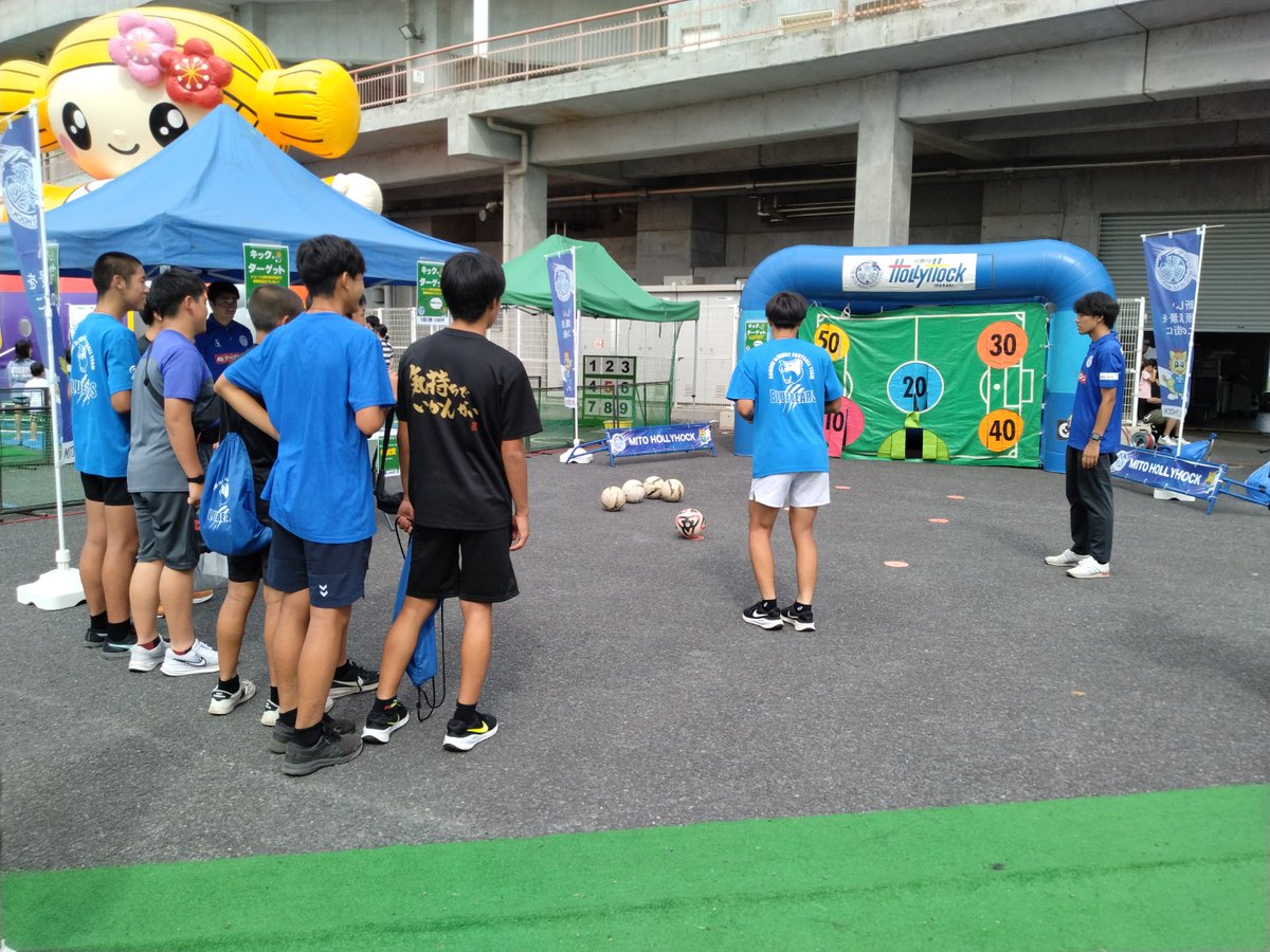 hollyhock_staff's tweet photo. 本日、ケーズデンキスタジアム水戸🏟️で行われた「みとオータムフェスティバル2025」に、 #MITOBLUEPRIDE として出展しました🏀⚽️
「シュートゲーム」や、「オリジナルキーホルダー作り」で来場者の皆さまにお楽しみいただきました😄✨
#水戸市
#茨城ロボッツ
#水戸ホーリーホック https://t.co/MNSA5ooPqf