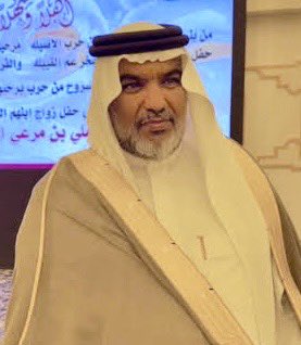 بين الوفاء والإبداع

ما أعظم أن يجتمع في رجلٍ واحد سيفُ الميدان وريشة البيان، وما أبهى أن ترى في إنسانٍ واحد قوة العمل ورهافة الشاعر! فهنا نلتقي مع شخصيةٍ فذّة، صنعتها التجارب، وصقلتها الأيام، ووشّحتها الفضائل بوشاحٍ لا يزول. إنّها شخصيةٌ لا تُقاس بالعمر المعدود ولا بالسنين