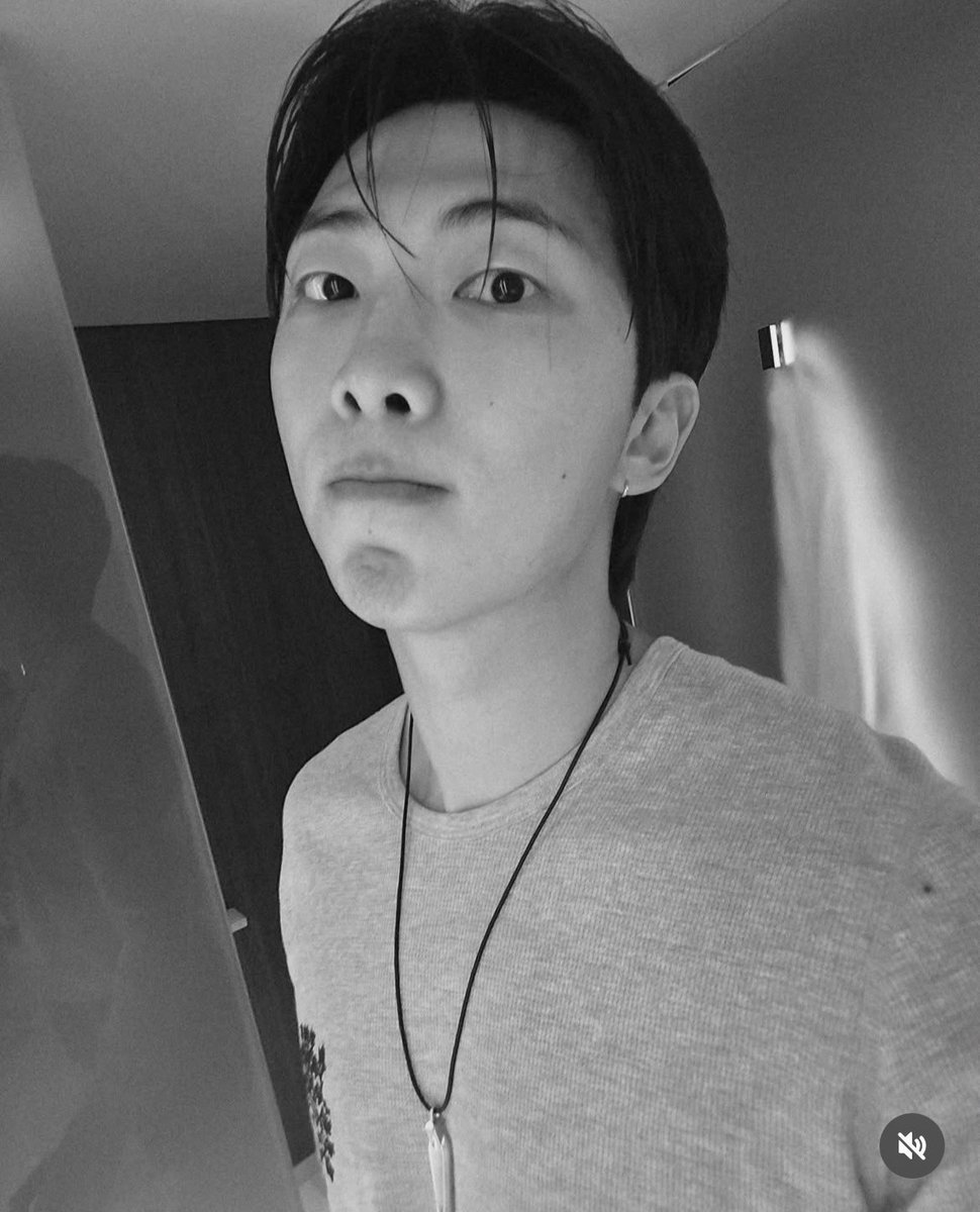 是好喜歡的角度⋯⋯好萌(ᐢ ܸ. .ܸ ᐢ)՞ ՞
俊尼拍照還是跟以前一樣可可愛愛ㄉ