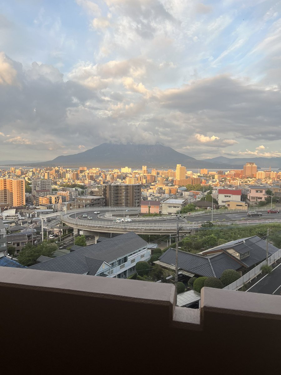 shu_take19's tweet photo. 先月鹿児島に帰省した時の写真↓

家の目の前に火山が見えるって超贅沢だよなあ、、と上京してから時が経つほど強く感じます🌋

#桜島 #鹿児島 https://t.co/88vZVk5HX9
