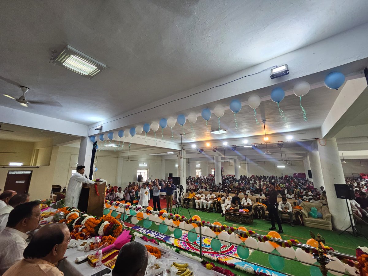 आज चित्रकूट में <a href="/UPPSS1921/">UPPSS(उ०प्र०प्राथमिक शिक्षक संघ)</a> के शिक्षकों का हुजूम अपने प्रिय अध्यक्ष <a href="/DrDCSHARMAUPPSS/">Dr Dinesh Chandra Sharma</a> को देखने और सुनने के लिए उमड़ पड़ा है। अध्यक्ष चित्रकूट <a href="/AkhileshUPPSS/">Akhilesh Kumar Pandey</a> ने शानदार मेजबानी की है। जय चित्रकूट जय शिक्षक समाज। 
#हमलड़ेंगे #हमजीतेंगे