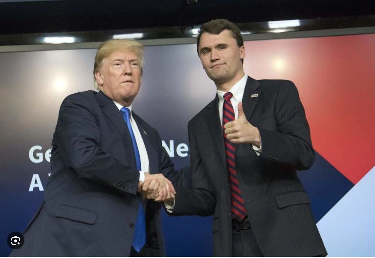 UN FASCISTA LLAMADO CHARLIE KIRK

Es bochornoso que se honre la memoria de Charlie Kirk como si hubiera sido un simple polemista y no un fascista que promovía el odio, la violencia y la discriminación. Entre otras cosas, Kirk elaboraba listas negras de profesores de ideas