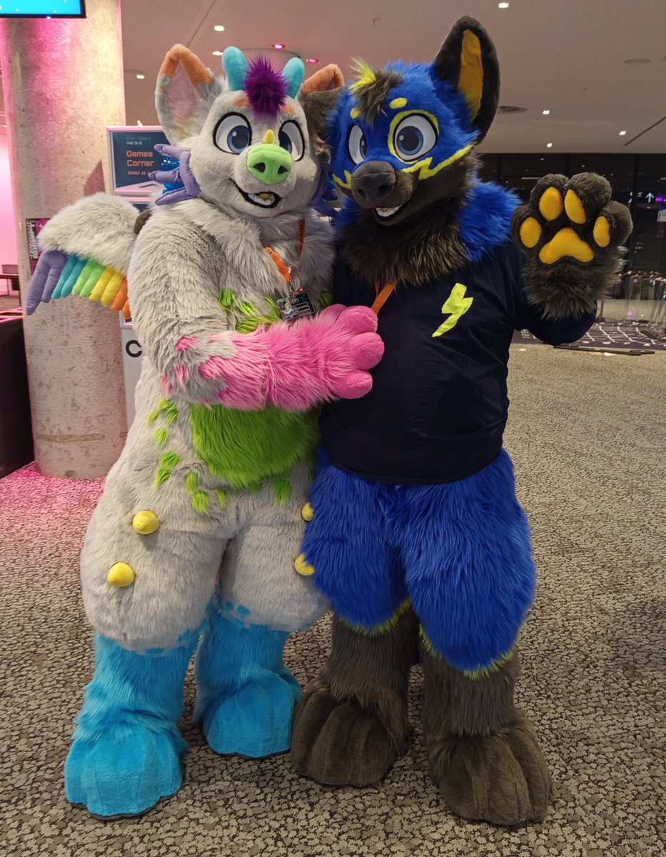 Guess I‘m also jumping on the bandwagon :3

My hubby and me, married since 2019. 
Friend, soulmate and partner for life ❤️

I love you to infinity….and beyond! :3 <a href="/Squeaky_Fluffy/">Fluffy</a> 

#furry #fursuit 

Pic taken by ArohkDragontops.