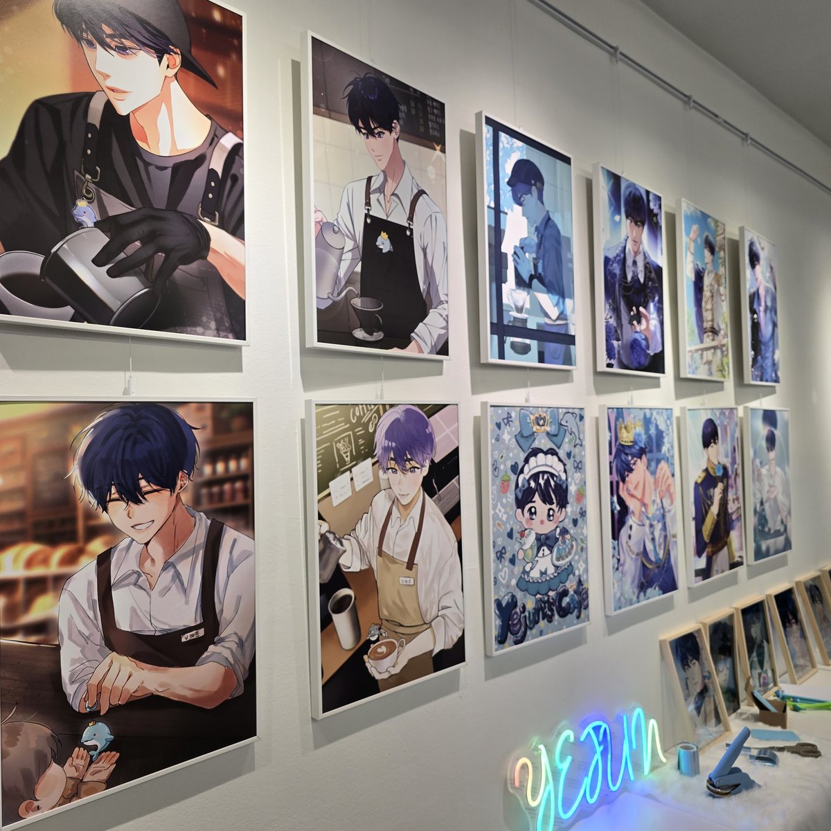 heevly_95's tweet photo. #돌고래왕자님의_데뷔탕트
#너의생일_따뜻한_커피처럼
진짜 예준 스탠드 전시 너무나 권력있고...
너무 탐났슨...😭😭 https://t.co/5sZJdHWDyt